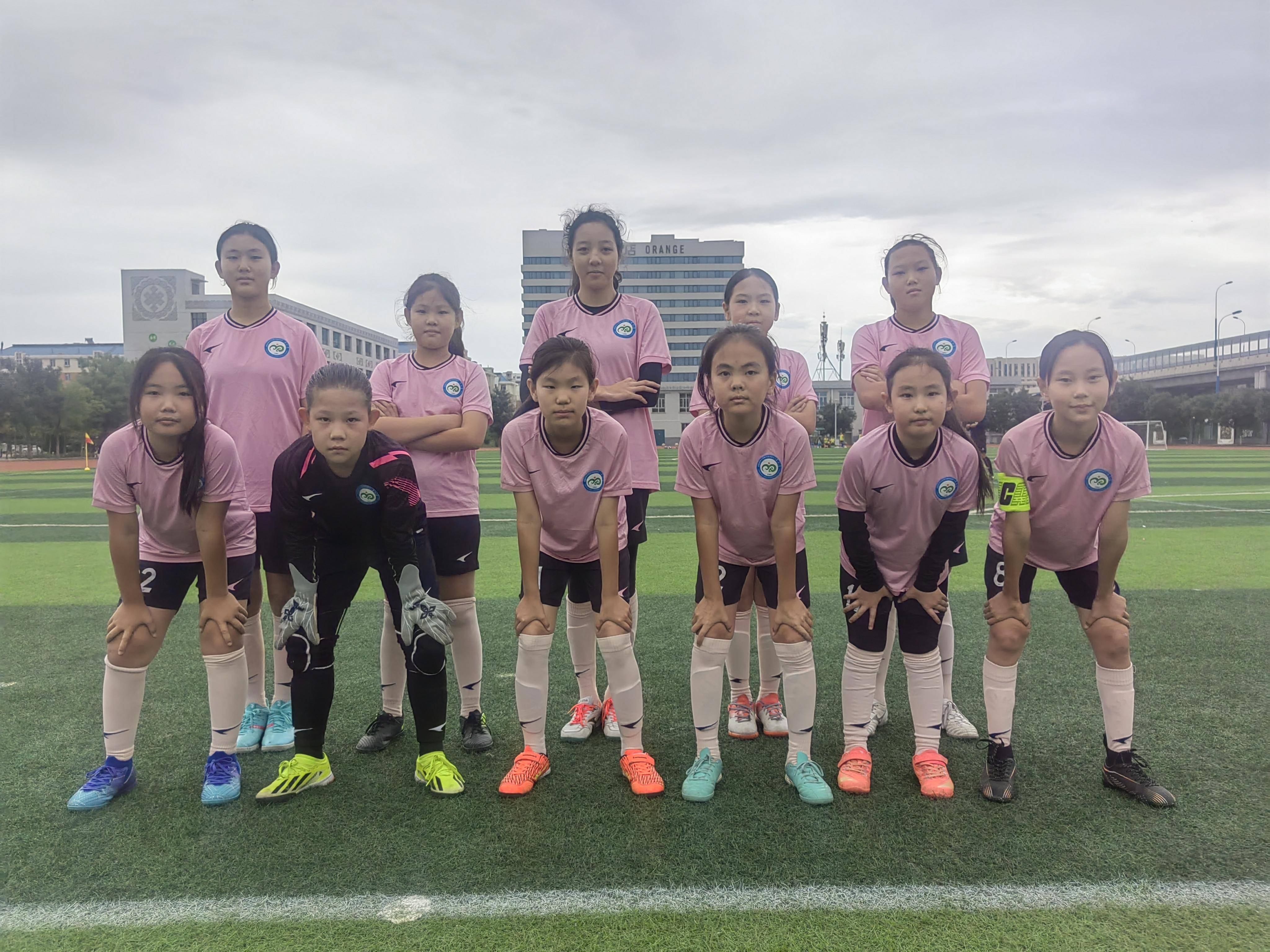 高水平足球比赛，球员争夺荣誉殊荣